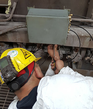 ¿Qué servicios de mantenimiento y reparación están disponibles para los sistemas de control de la contaminación atmosférica?