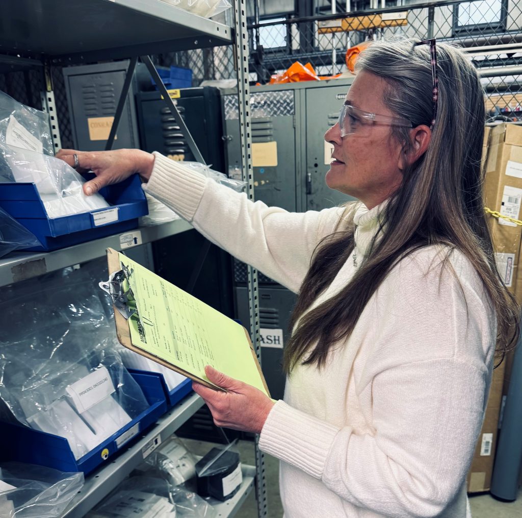 Karin Austin é gerente de produção nas instalações de filtragem de líquidos da Micronics em Winthrop, Maine.